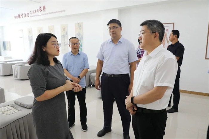 青岛市总工会领导到城阳区城阳街道城北片区工会联合会调研区域共享职工之家建设工作(图3)