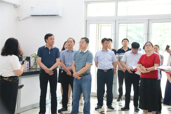全国总工会社联部副部长佟永春一行 到青岛托普职业培训学校调研(图1)