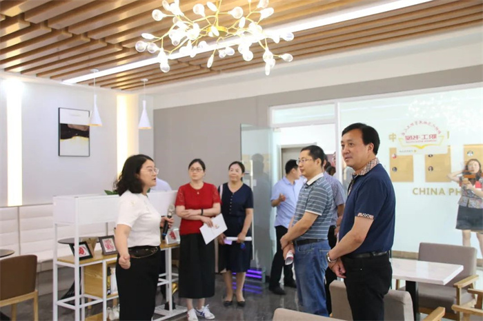 全国总工会社联部副部长佟永春一行 到青岛托普职业培训学校调研(图2)