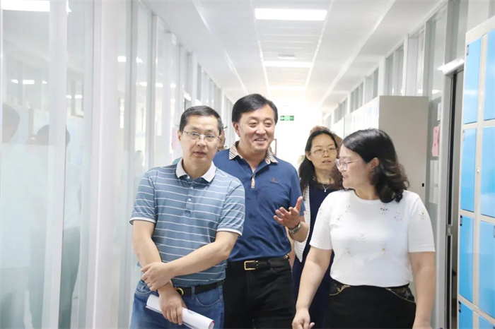 全国总工会社联部副部长佟永春一行 到青岛托普职业培训学校调研(图3)