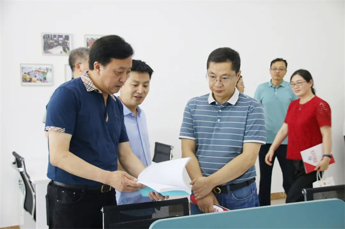 全国总工会社联部副部长佟永春一行 到青岛托普职业培训学校调研(图4)