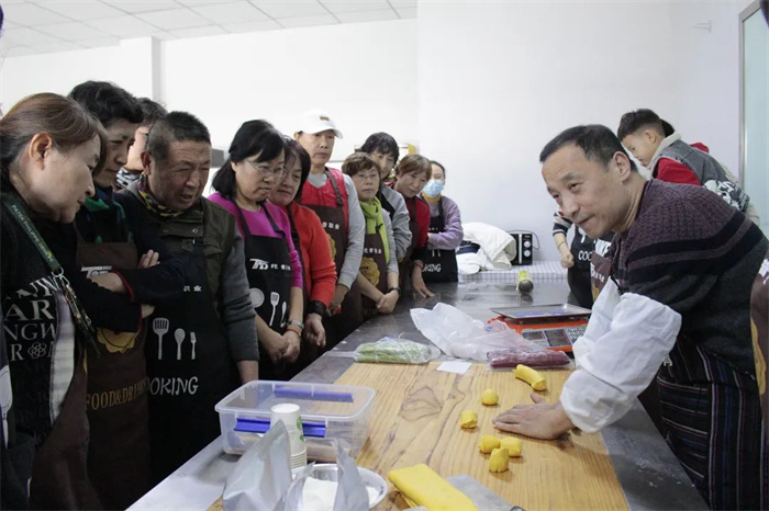 学做花样面点，巧手喜迎新春||千人教育考试中心花样面点活动圆满结束(图4)
